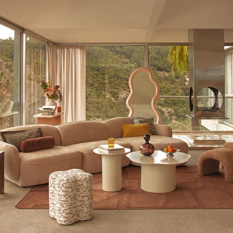 Un intérieur de maison moderne français, élégant et minimaliste, avec des meubles design et une lumière naturelle abondante.